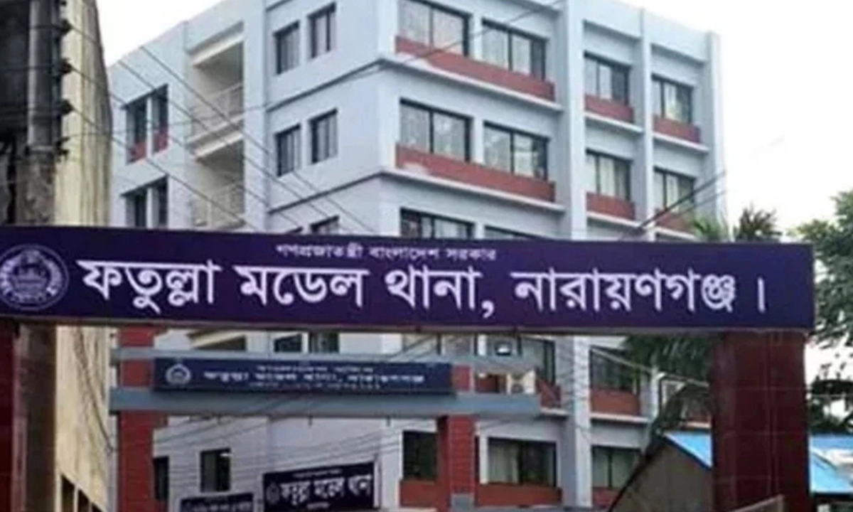 ফতুল্লায় স্কুলছাত্রীকে উত্ত্যক্তের অভিযোগে একজনকে গণধোলাই; পাল্টাপাল্টি অভিযোগ থানায়